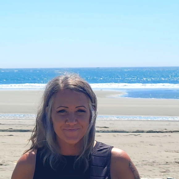 Meet your Posher, Heather - Picture 1 of 2